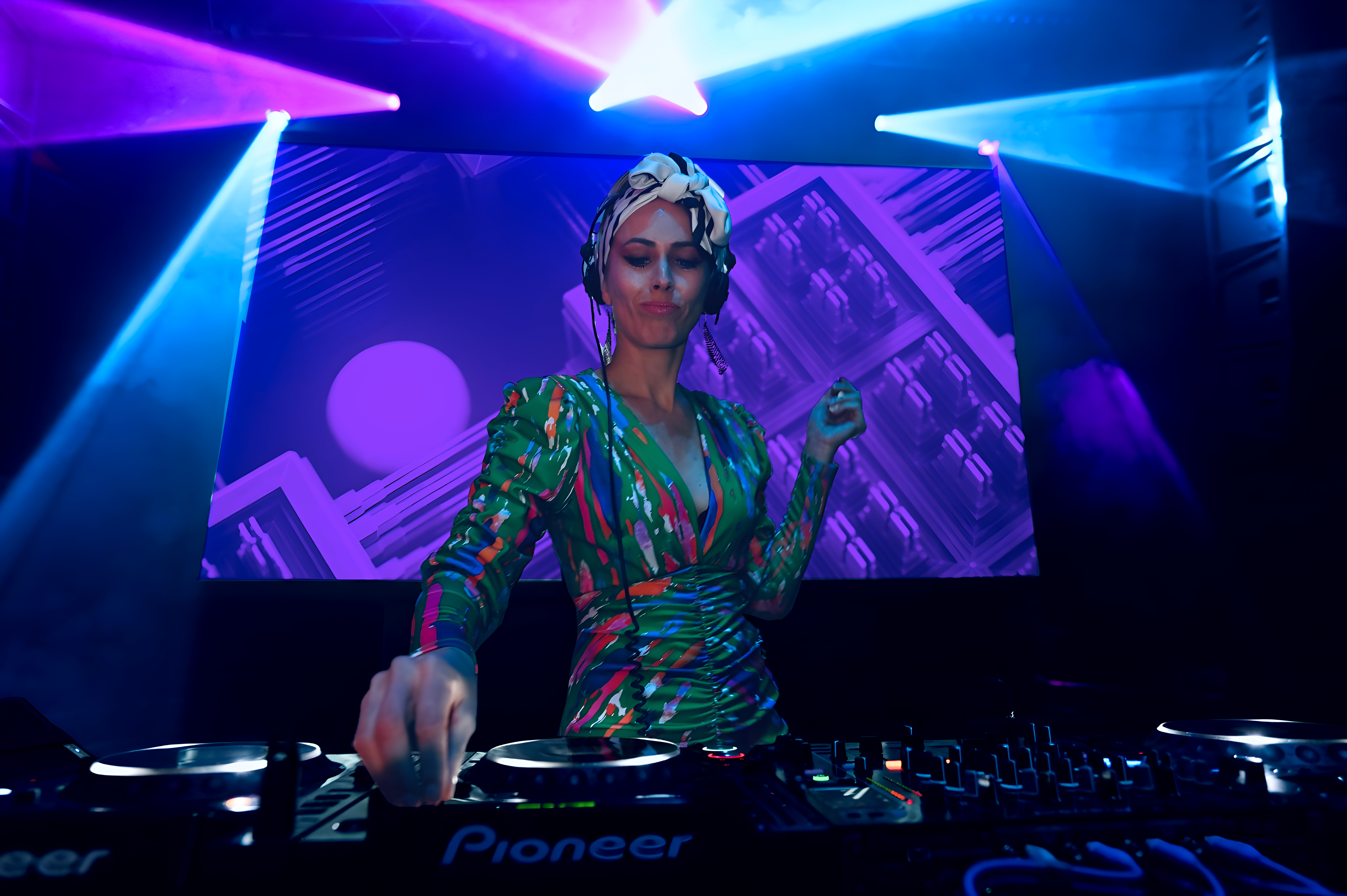 Sarah Main DJ performance